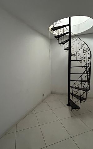 Casa para alugar com 305m², 3 quartos e 1 vagaEscada
