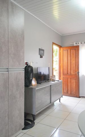 Casa à venda com 80m², 2 quartos e 2 vagasSala