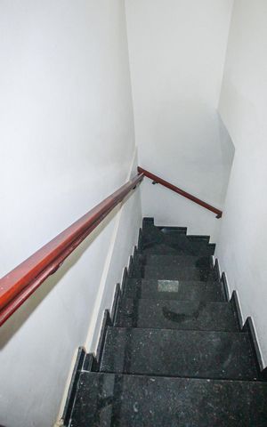 Casa à venda com 120m², 2 quartos e 2 vagasEscada