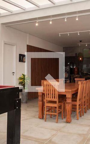 Casa à venda com 360m², 4 quartos e 2 vagas Casa à venda com 360m², 4 quartos e 2 vagasÁrea externa