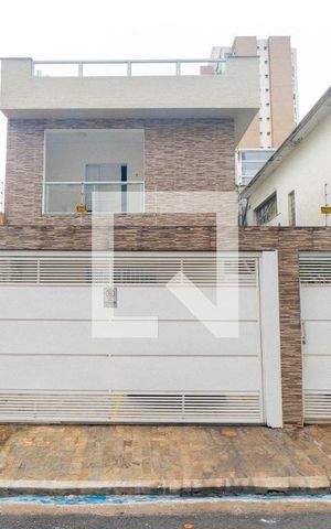 Casa à venda com 360m², 4 quartos e 2 vagas Casa à venda com 360m², 4 quartos e 2 vagasFachada