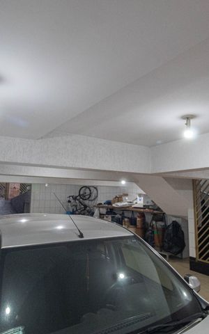 Casa à venda com 300m², 4 quartos e 4 vagas Casa à venda com 300m², 4 quartos e 4 vagasGaragem