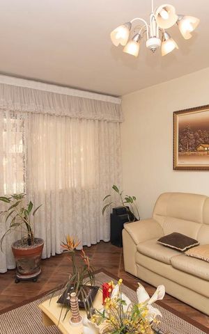 Casa à venda com 185m², 3 quartos e 3 vagas Casa à venda com 185m², 3 quartos e 3 vagasSala