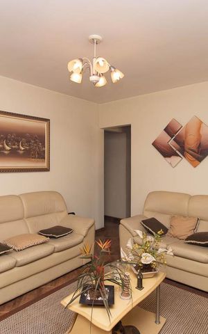 Casa à venda com 185m², 3 quartos e 3 vagas Casa à venda com 185m², 3 quartos e 3 vagasSala