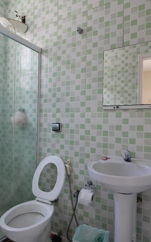 Casa de condomínio para alugar com 600m², 6 quartos e 4 vagasBanheiro de Serviço