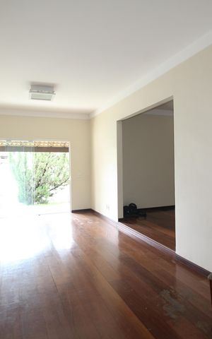 Casa de condomínio para alugar com 600m², 6 quartos e 4 vagasSala