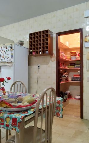 Casa de condomínio à venda com 220m², 3 quartos e 5 vagas Casa de condomínio à venda com 220m², 3 quartos e 5 vagasCozinha - Armários