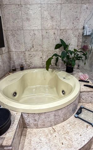 Apartamento à venda com 295m², 4 quartos e 4 vagas Apartamento à venda com 295m², 4 quartos e 4 vagasBanheiro da Suíte 1