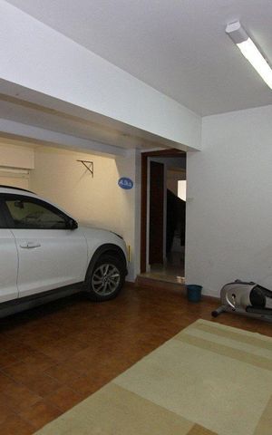 Casa à venda com 510m², 4 quartos e 3 vagas Casa à venda com 510m², 4 quartos e 3 vagasÁrea Externa