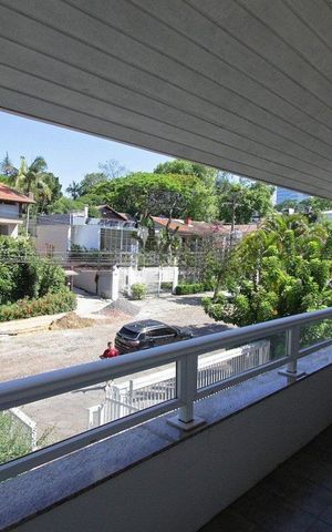 Casa à venda com 510m², 4 quartos e 3 vagas Casa à venda com 510m², 4 quartos e 3 vagasVaranda
