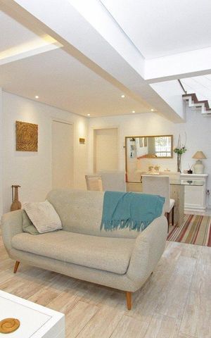 Casa à venda com 510m², 4 quartos e 3 vagas Casa à venda com 510m², 4 quartos e 3 vagasSala