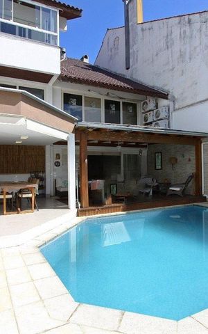 Casa à venda com 510m², 4 quartos e 3 vagas Casa à venda com 510m², 4 quartos e 3 vagasÁrea Externa