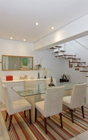 Casa à venda com 510m², 4 quartos e 3 vagas Casa à venda com 510m², 4 quartos e 3 vagasSala