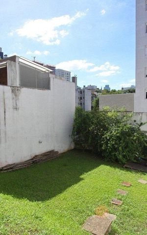 Casa à venda com 510m², 4 quartos e 3 vagas Casa à venda com 510m², 4 quartos e 3 vagasÁrea Externa