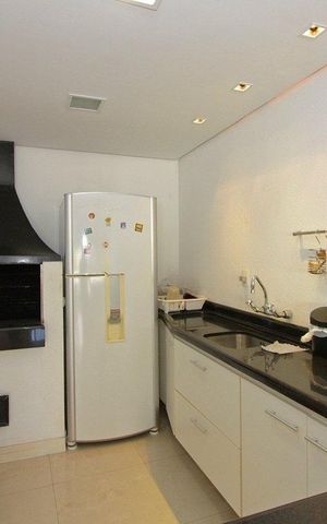 Casa à venda com 510m², 4 quartos e 3 vagas Casa à venda com 510m², 4 quartos e 3 vagasCozinha