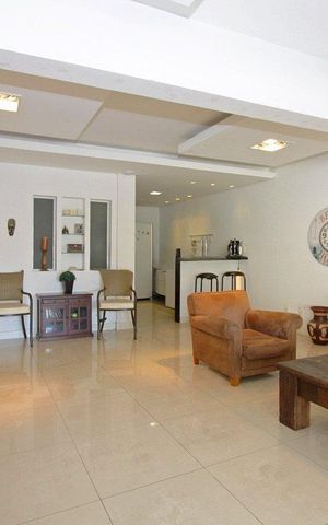 Casa à venda com 510m², 4 quartos e 3 vagas Casa à venda com 510m², 4 quartos e 3 vagasSala