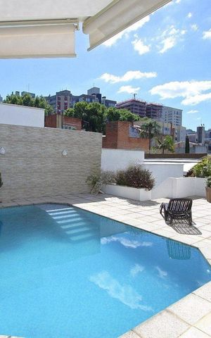 Casa à venda com 510m², 4 quartos e 3 vagas Casa à venda com 510m², 4 quartos e 3 vagasÁrea Externa