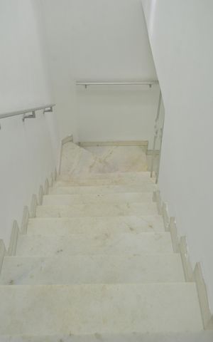 Casa à venda com 168m², 3 quartos e 2 vagasEscada