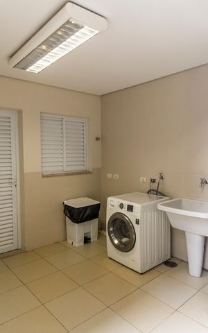 Casa de condomínio à venda com 730m², 4 quartos e 8 vagas Casa de condomínio à venda com 730m², 4 quartos e 8 vagasÁrea de Serviço