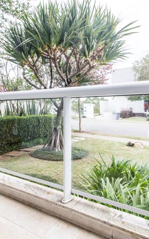 Casa de condomínio à venda com 730m², 4 quartos e 8 vagas Casa de condomínio à venda com 730m², 4 quartos e 8 vagasVaranda