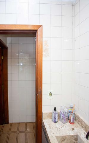 Casa à venda com 253m², 4 quartos e 3 vagasBanheiro 1