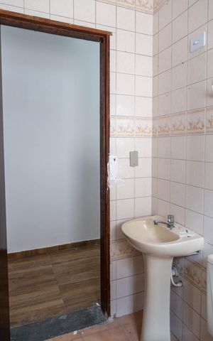 Casa para alugar com 150m², 3 quartos e 2 vagas Casa para alugar com 150m², 3 quartos e 2 vagasBanheiro social