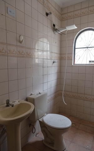 Casa para alugar com 150m², 3 quartos e 2 vagas Casa para alugar com 150m², 3 quartos e 2 vagasBanheiro social