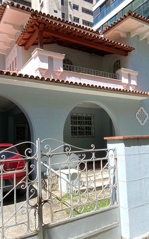 Casa à venda com 600m², 6 quartos e 2 vagas Casa à venda com 600m², 6 quartos e 2 vagasFachada