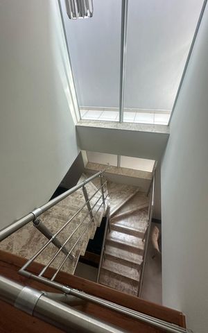 Casa à venda com 250m², 3 quartos e 2 vagasEscada