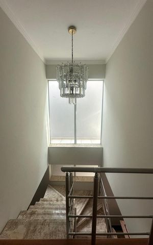 Casa à venda com 250m², 3 quartos e 2 vagasEscada