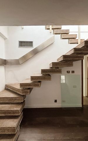 Apartamento à venda com 500m², 5 quartos e 3 vagas Apartamento à venda com 500m², 5 quartos e 3 vagasSala - escada de acesso a cobertura