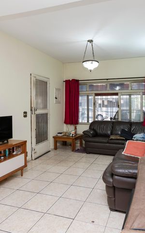 Casa à venda com 150m², 5 quartos e 2 vagas Casa à venda com 150m², 5 quartos e 2 vagasSala