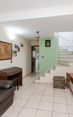 Casa à venda com 150m², 5 quartos e 2 vagas Casa à venda com 150m², 5 quartos e 2 vagasSala