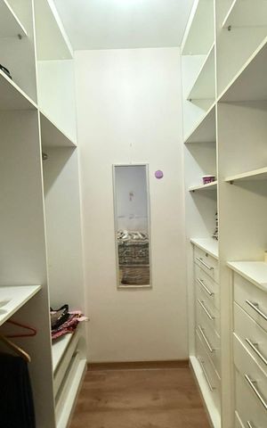 Casa de condomínio para alugar com 198m², 3 quartos e 4 vagas Casa de condomínio para alugar com 198m², 3 quartos e 4 vagasCloset