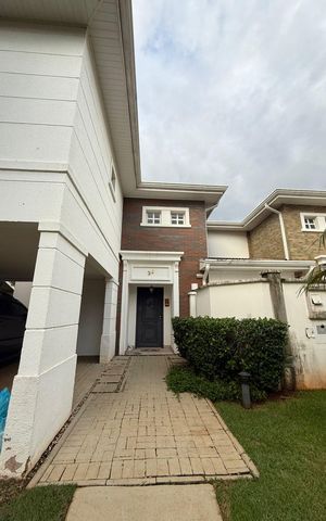 Casa de condomínio para alugar com 198m², 3 quartos e 4 vagas Casa de condomínio para alugar com 198m², 3 quartos e 4 vagasFachada