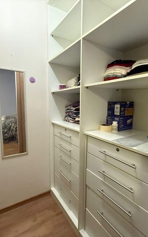 Casa de condomínio para alugar com 198m², 3 quartos e 4 vagas Casa de condomínio para alugar com 198m², 3 quartos e 4 vagasCloset