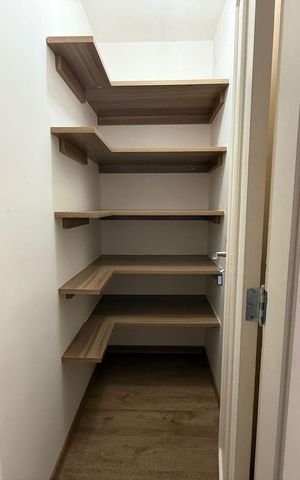 Casa de condomínio para alugar com 198m², 3 quartos e 4 vagas Casa de condomínio para alugar com 198m², 3 quartos e 4 vagasCloset