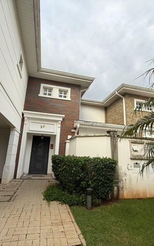 Casa de condomínio para alugar com 198m², 3 quartos e 4 vagas Casa de condomínio para alugar com 198m², 3 quartos e 4 vagasFachada