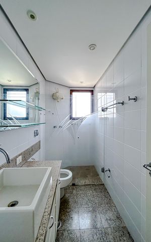Apartamento à venda com 191m², 4 quartos e 3 vagasBanheiro da Suíte 2