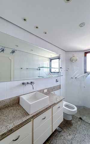 Apartamento à venda com 191m², 4 quartos e 3 vagasBanheiro da Suíte 2