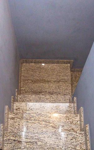 Casa para alugar com 120m², 2 quartos e 2 vagasEscada