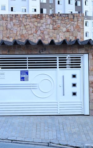 Casa à venda com 120m², 2 quartos e 2 vagasPlaca instalada no portão do imóvel - Código da placa: RMMH-259