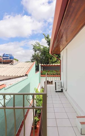 Casa à venda com 347m², 5 quartos e 3 vagas Casa à venda com 347m², 5 quartos e 3 vagasVaranda