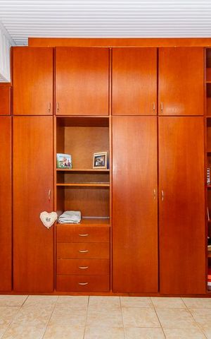 Casa à venda com 350m², 4 quartos e 8 vagas Casa à venda com 350m², 4 quartos e 8 vagasCloset da suíte