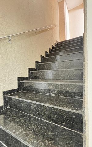 Apartamento à venda com 90m², 2 quartos e 2 vagas Apartamento à venda com 90m², 2 quartos e 2 vagasEscada
