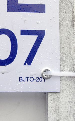 Casa à venda com 98m², 3 quartos e 2 vagasPlaca instalada em 19/01/2026 com o código BJTO-201