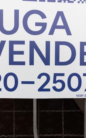 Casa à venda com 268m², 4 quartos e 4 vagas Casa à venda com 268m², 4 quartos e 4 vagasPlaquinha