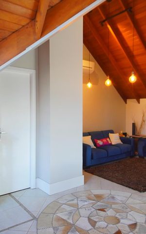 Casa de condomínio à venda com 360m², 3 quartos e 6 vagasSótão - Sala