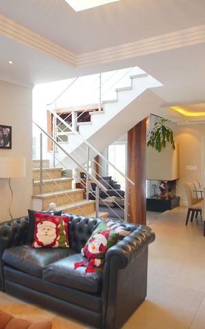 Casa de condomínio à venda com 360m², 3 quartos e 6 vagasSala de Estar 1