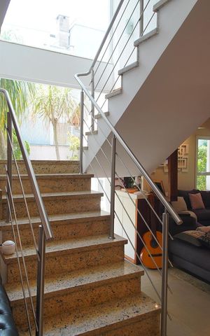 Casa de condomínio à venda com 360m², 3 quartos e 6 vagasEscada - Acesso Quartos